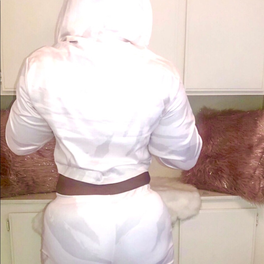 Two piece set - Picture 2 of 2
